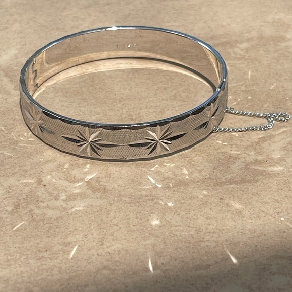 Vintage 1960’s 18KT White Gold Filled Starburst Textured Bangle Bracelet - Picture 2 of 4